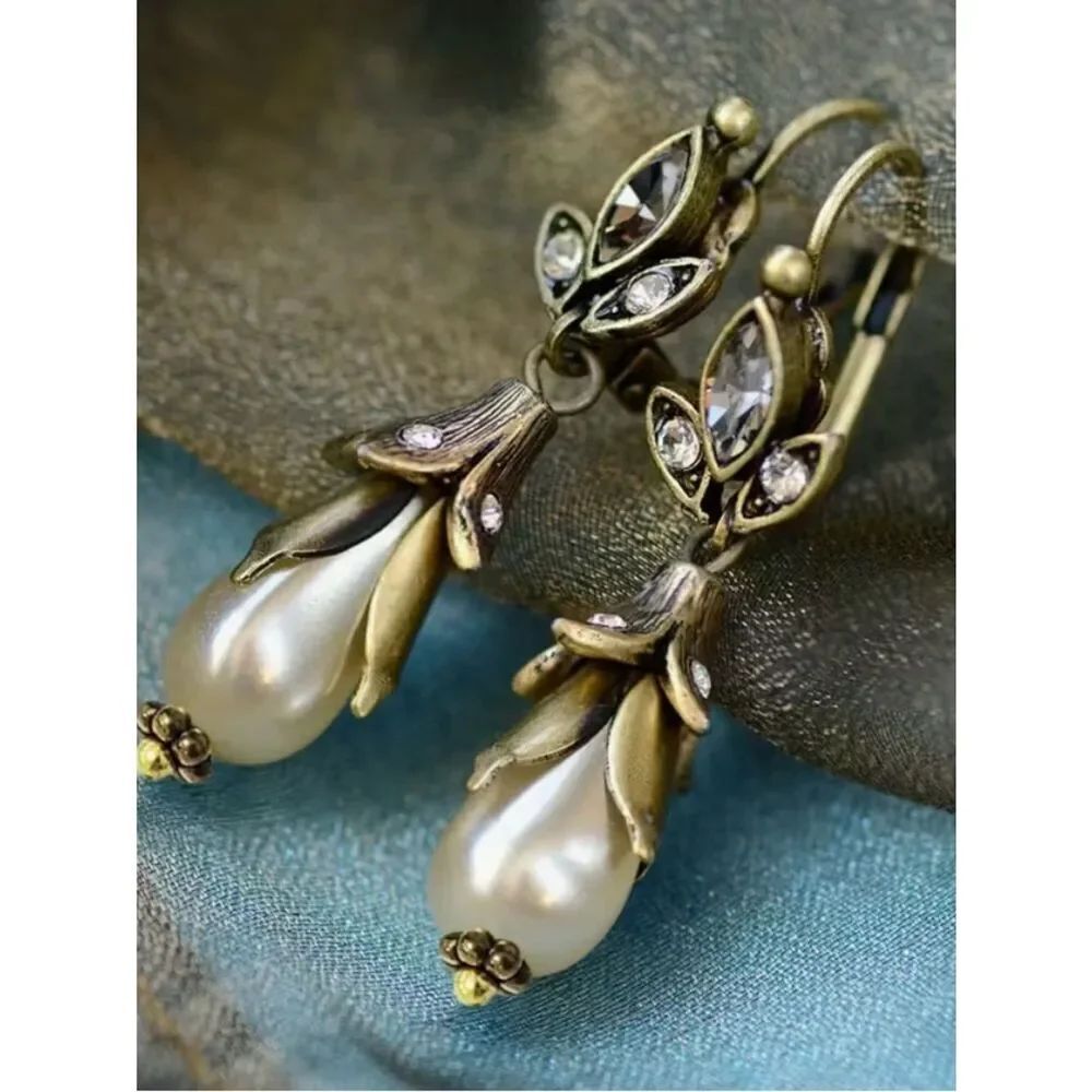 💕 Classic Vintage-Inspired Gold Pearl & Rhinestone Drop Earrings 💕